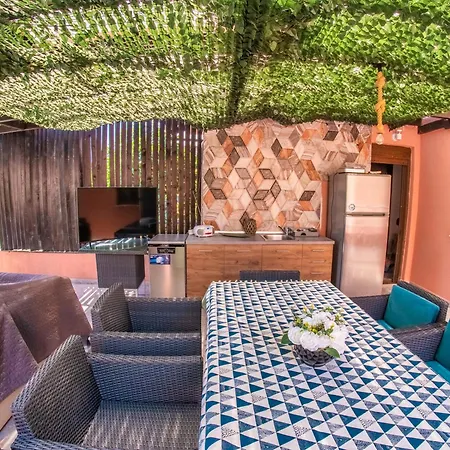 Deluxe Sani Relax Vilă *